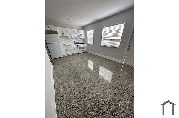 Building Photo - 211 SW 18th Ave #8