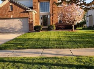 9986 W Avondale Cir, Ypsilanti, MI 48198