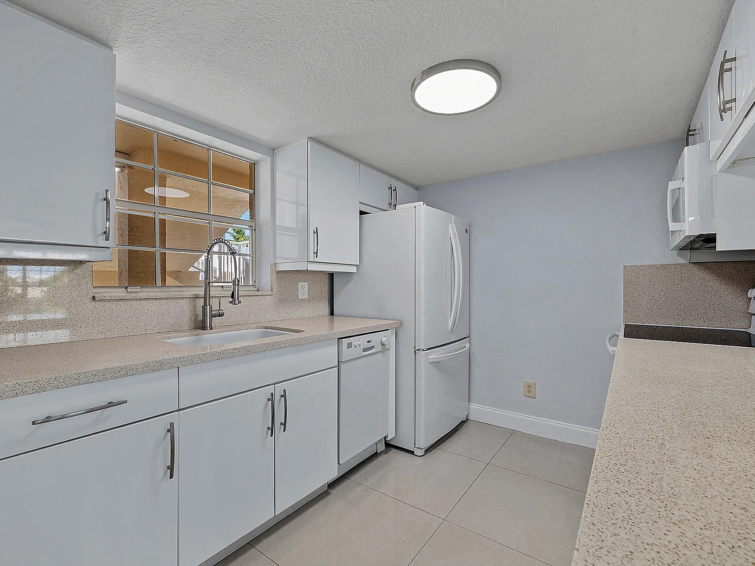 2 bed, 1082 sqft, $2,400 — Photo 3