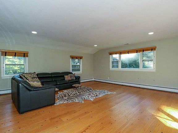 5th image of 8 Carol Ct