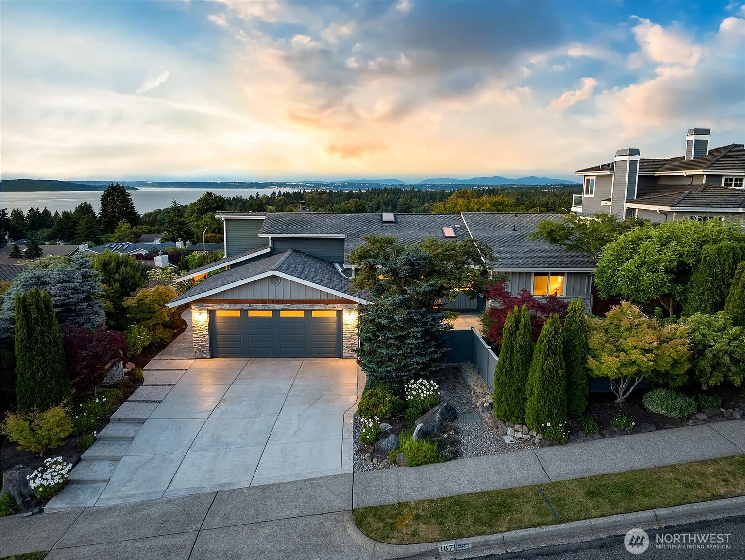 1871 Hillside Drive NE photo 1
