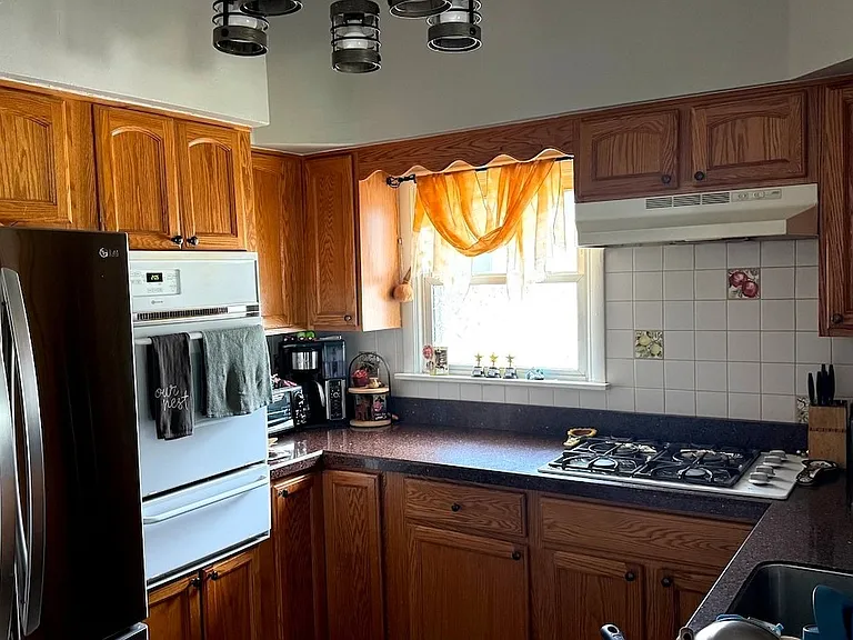 181 Rose St — Photo 3