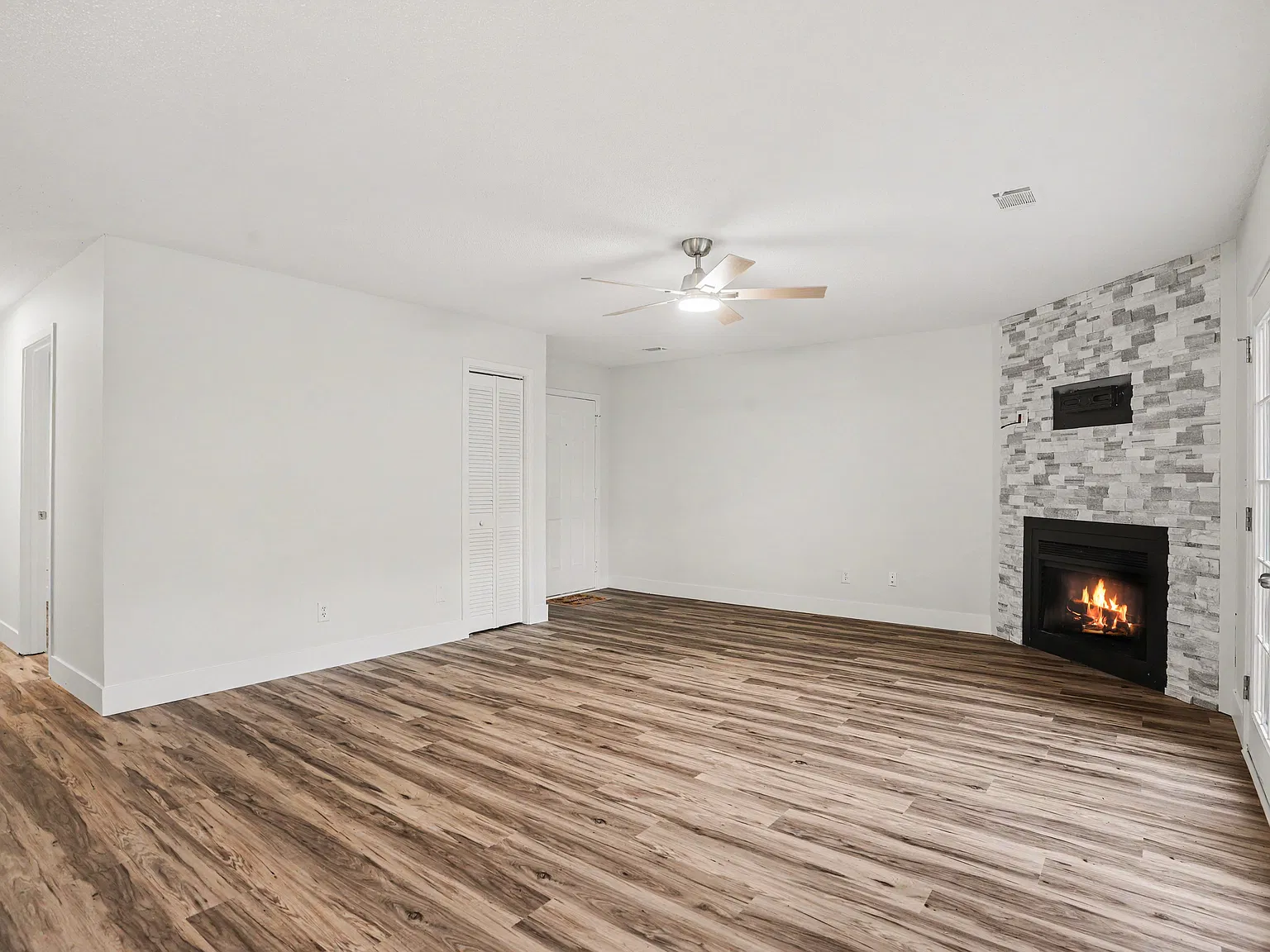2 bed, 921 sqft, $1,600 — Photo 3