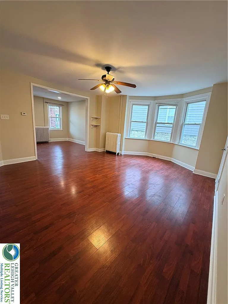4 bed, 1.5 bath, 1692 sqft, $2,000 — Photo 4