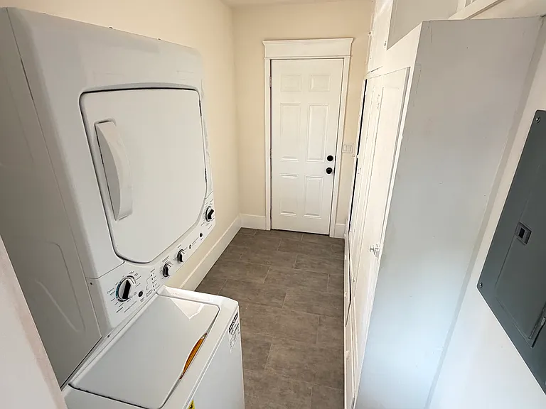 422 E Walnut St — Photo 5