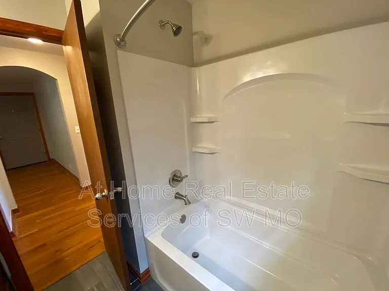 1526 S Kentwood Ave — Photo 12