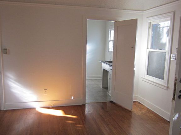 5th image of 948-950 N Martel Ave #950-1/2