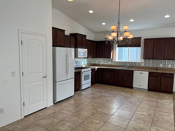 3rd image of 6228 Goldfinch Dr