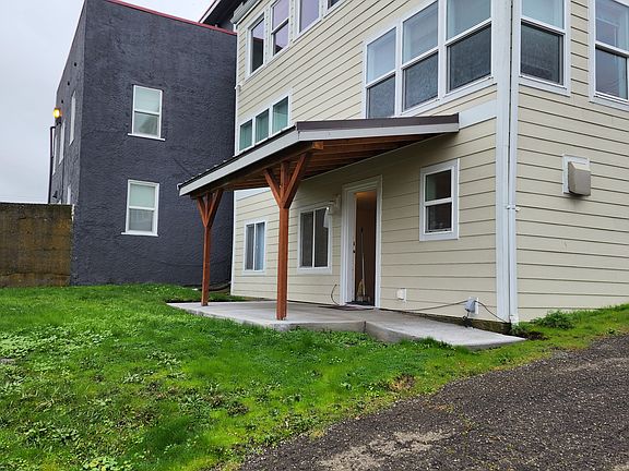 3rd image of 901 Pleasant Ave APT 4