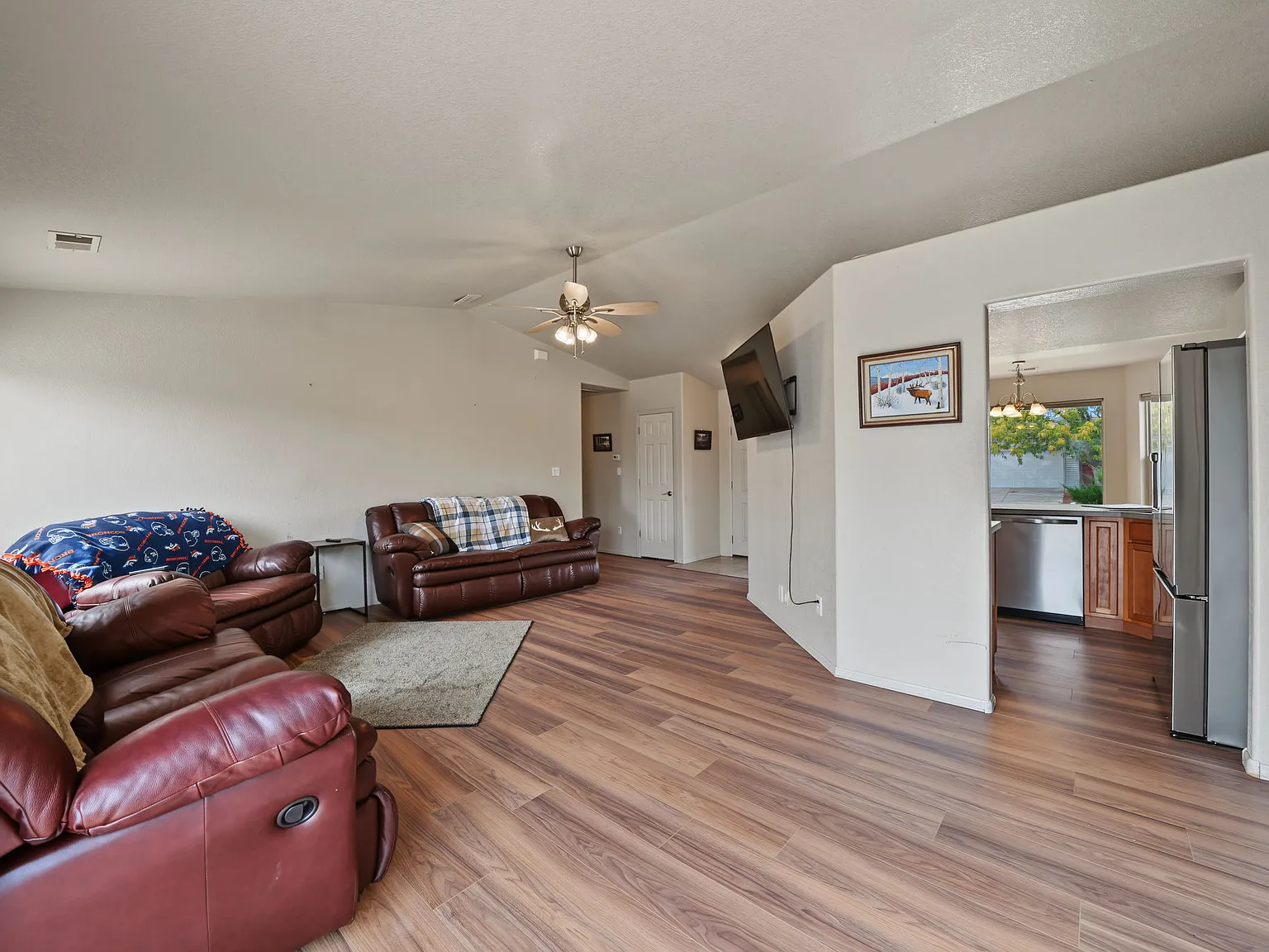 3 bed, 1243 sqft, $2,600 — Photo 4