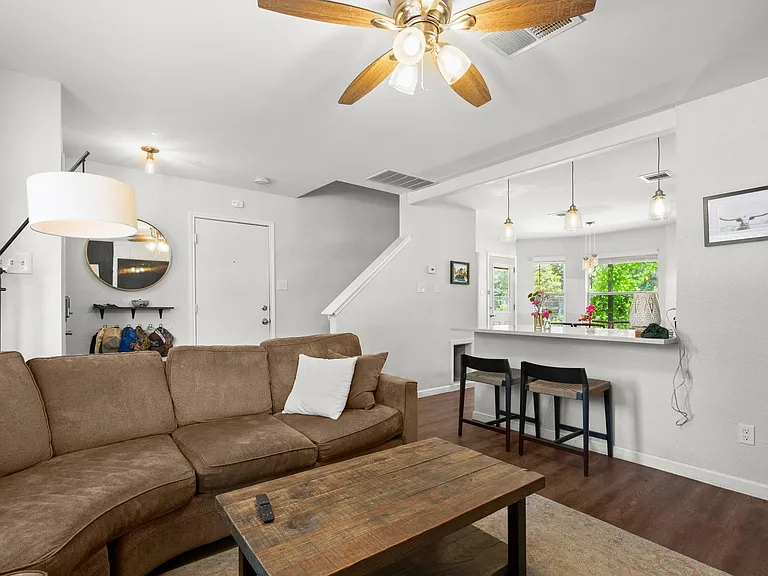 8715 Dandelion Trl — Photo 4