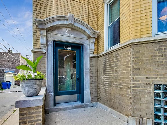3rd image of 5616 N Artesian Ave #1