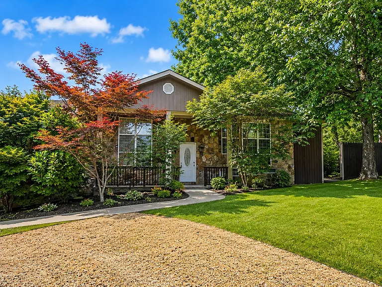 4700 Rolling Green Dr — Photo 1