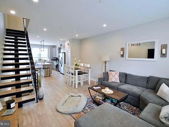 2nd image of 1744 Vineyard St