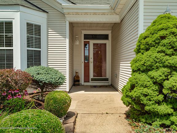 3rd image of 48 Goldensprings Dr