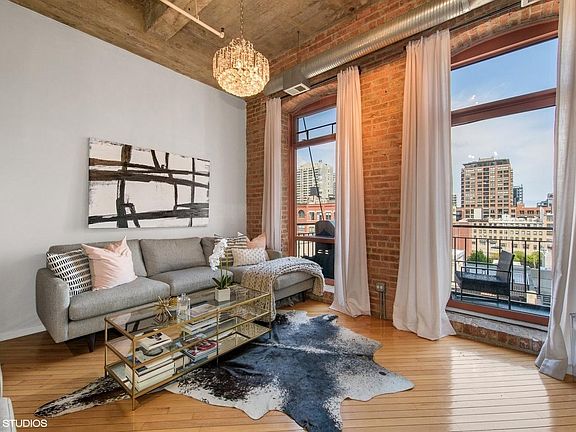 5th image of 360 W Illinois St APT 510