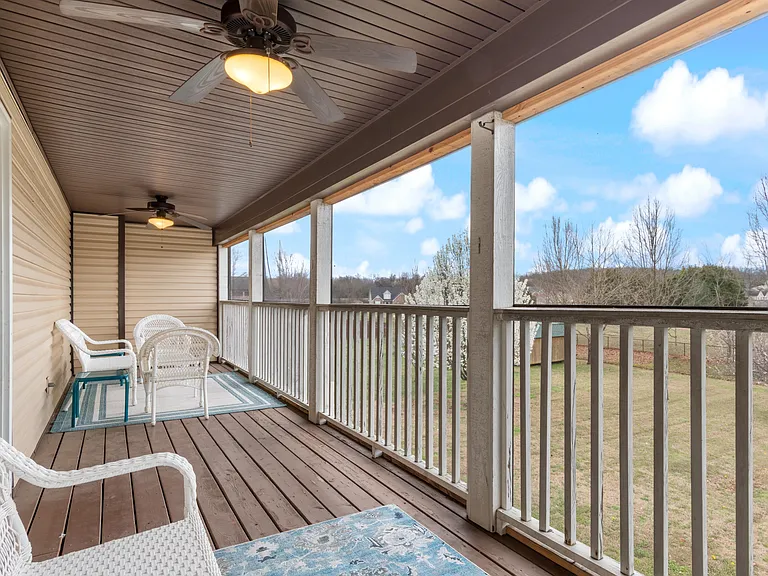 584 Laurel Ln — Photo 19