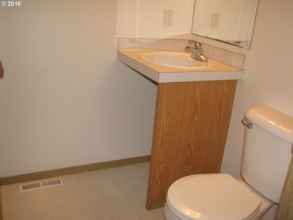 2nd image of 6908 SE 49th Pl