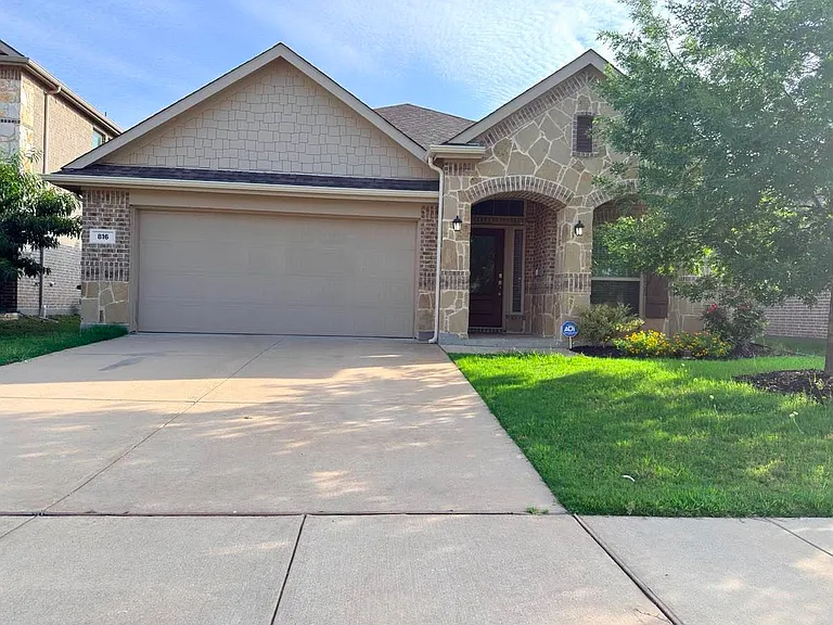 816 Blackhawk Dr — Photo 1
