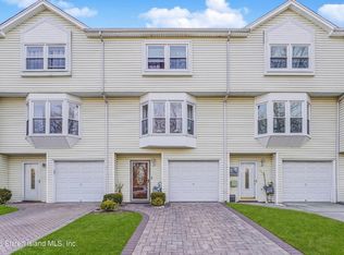 562 Dongan Hills Ave, Staten Island, NY 10305