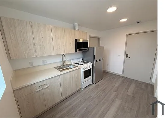 2403 Clyde Ave — Photo 3
