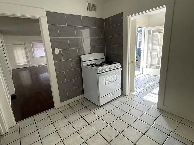 1033 Coronado Ave — Photo 7