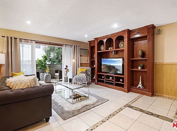 5th image of 360 S Euclid Ave Unit 220