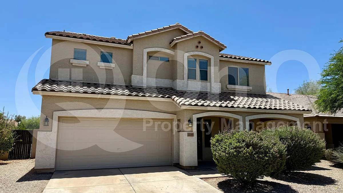 4 bed, 2.5 bath, 2702 sqft, $2,499 — Photo 2