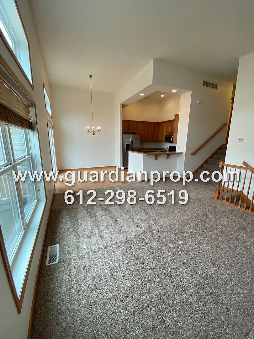 Townhouse Available October 1, High Ceilings, Open Floor Plan, Lower Family Room w/Fireplace, Bal... — Photo 2