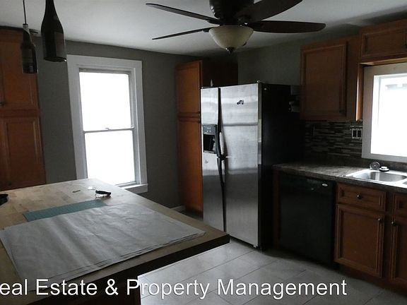 3rd image of 230 N 2nd Ave