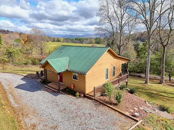 411 Cabin Dr, Hayesville, NC 28904