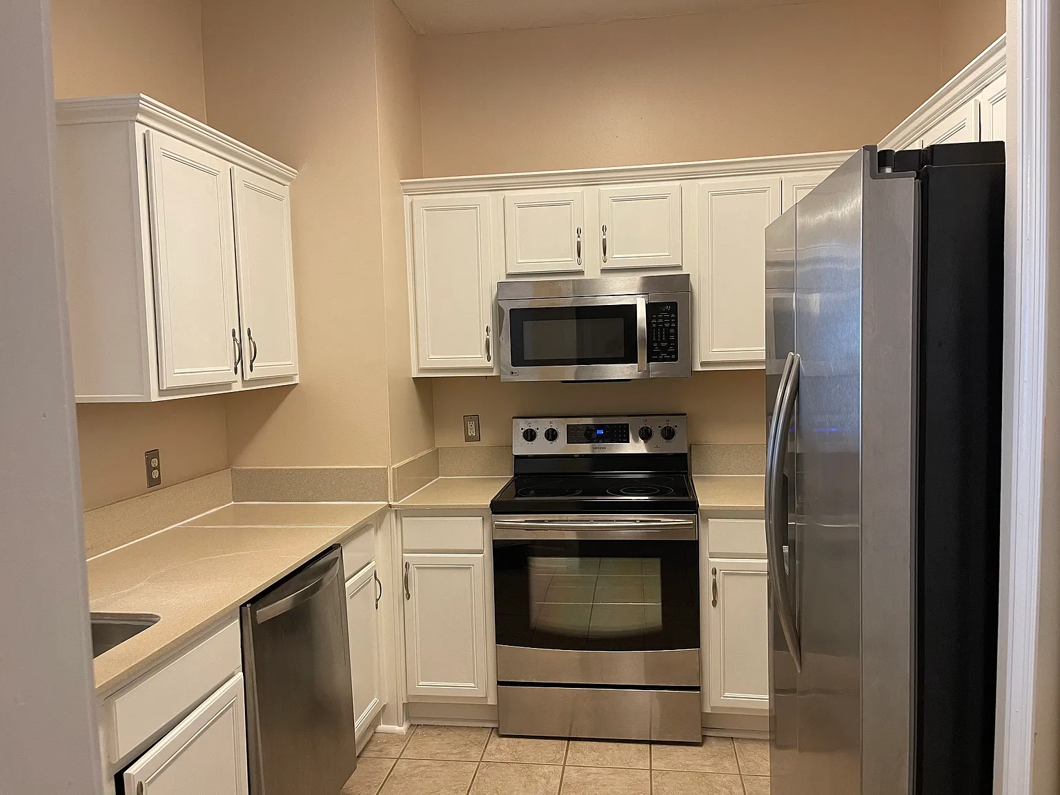 3 bed, 1369 sqft, $1,600 — Photo 1