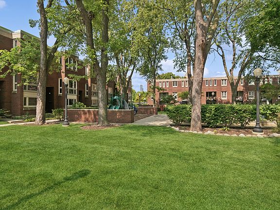 3rd image of 2705 S Michigan Ave #A