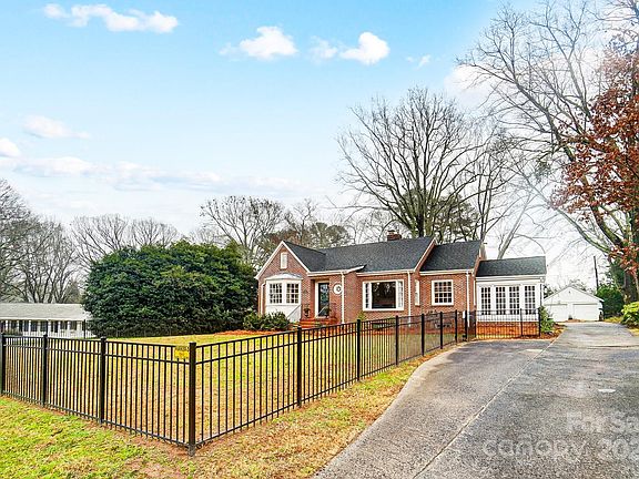 5th image of 2613 Armstrong Cir