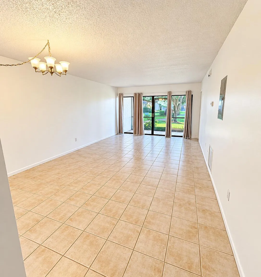 2 bed, 1.5 bath, 1014 sqft, $1,350 — Photo 1