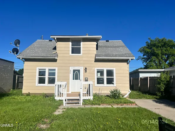 405 18th St NW, Minot, ND 58703