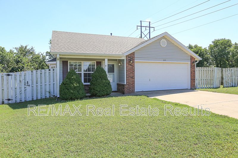 1st image of 829 SW Arrowhead Dr