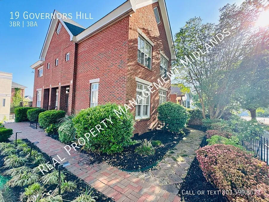 Welcome home to this beautifully appointed 3-bedroom, 2.5-bath residence located in the highly so... — Photo 3