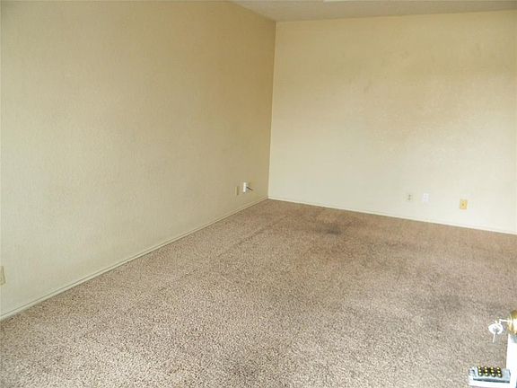 4th image of 817 White Rock St