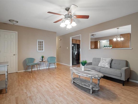 4th image of 738 Knob Hill Dr