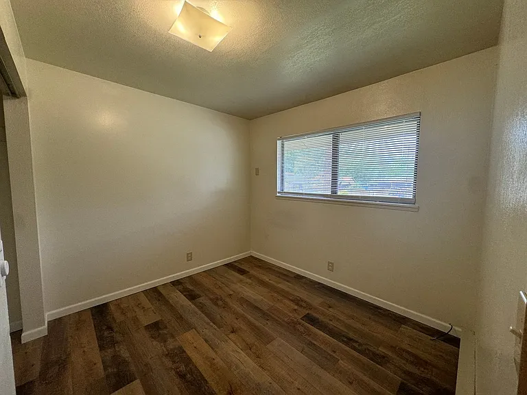 1043 W Nevada Ct — Photo 7