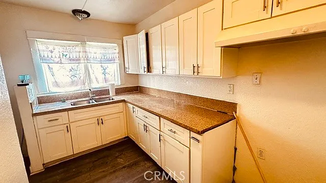 1221 W 59th St — Photo 8