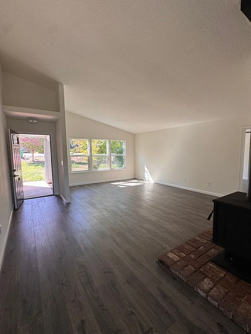 Beautifully Renovated Single-Story Home in Gated Lake of the Pines- single level huge lot! — Photo 4