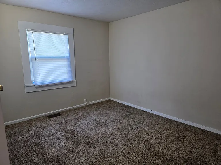 730 N Elmer St — Photo 9