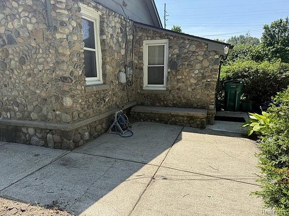 4th image of 5015 Sashabaw Rd