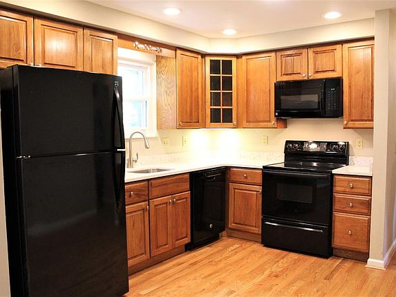 3rd image of 979 Burgoyne Dr