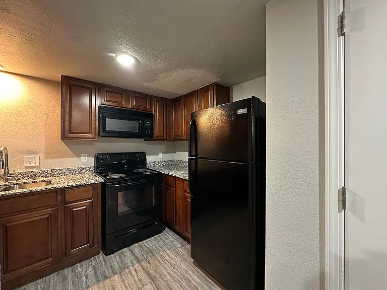 Pavilion Place Apartments — Photo 29