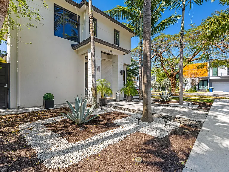 549 NE 10th Ave — Photo 4