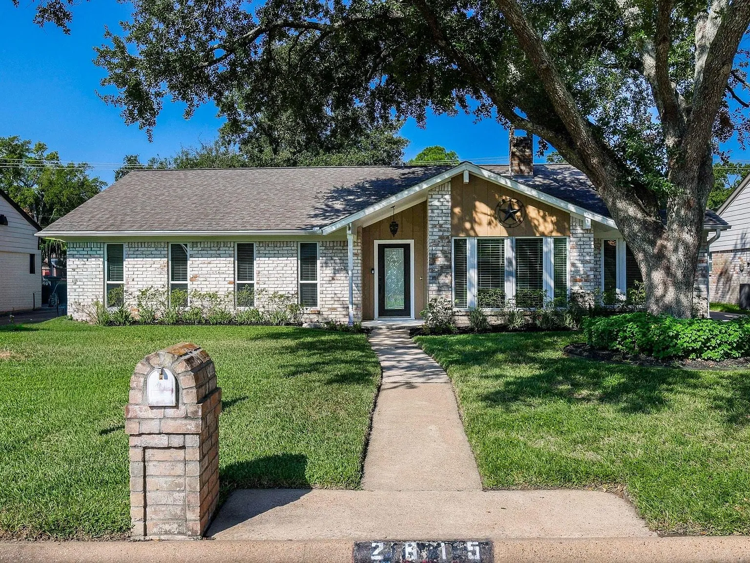 3 bed, 2.0 bath, 2289 sqft, $2,600 — Photo 3