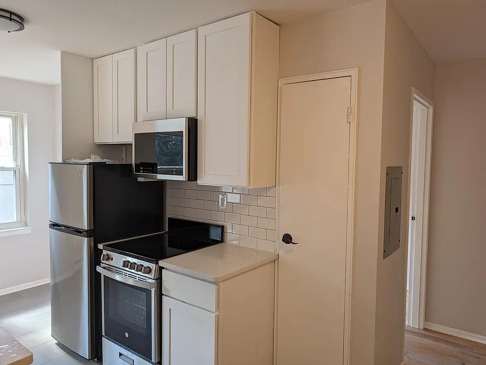 257 1/2 W Essex St #7